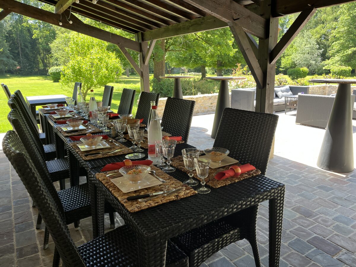 Déjeuner en terrasse lors d'un séminaire d'entreprise près de Paris, avec vue sur le parc du moulin et ambiance conviviale