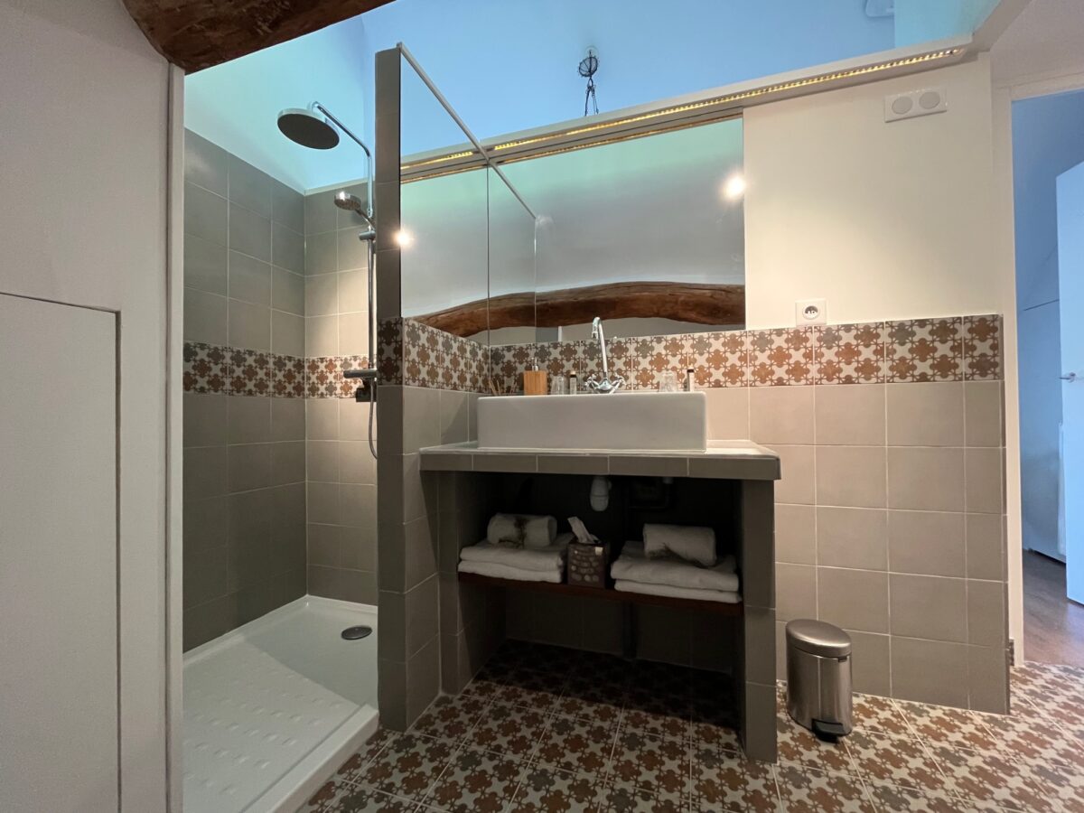salle de bain avec douche