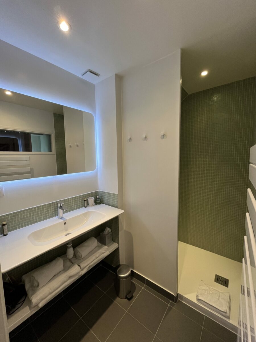 salle de bain avec douche