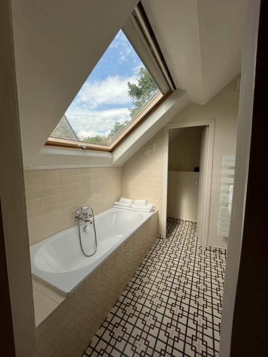 salle de bain avec grande baignoire