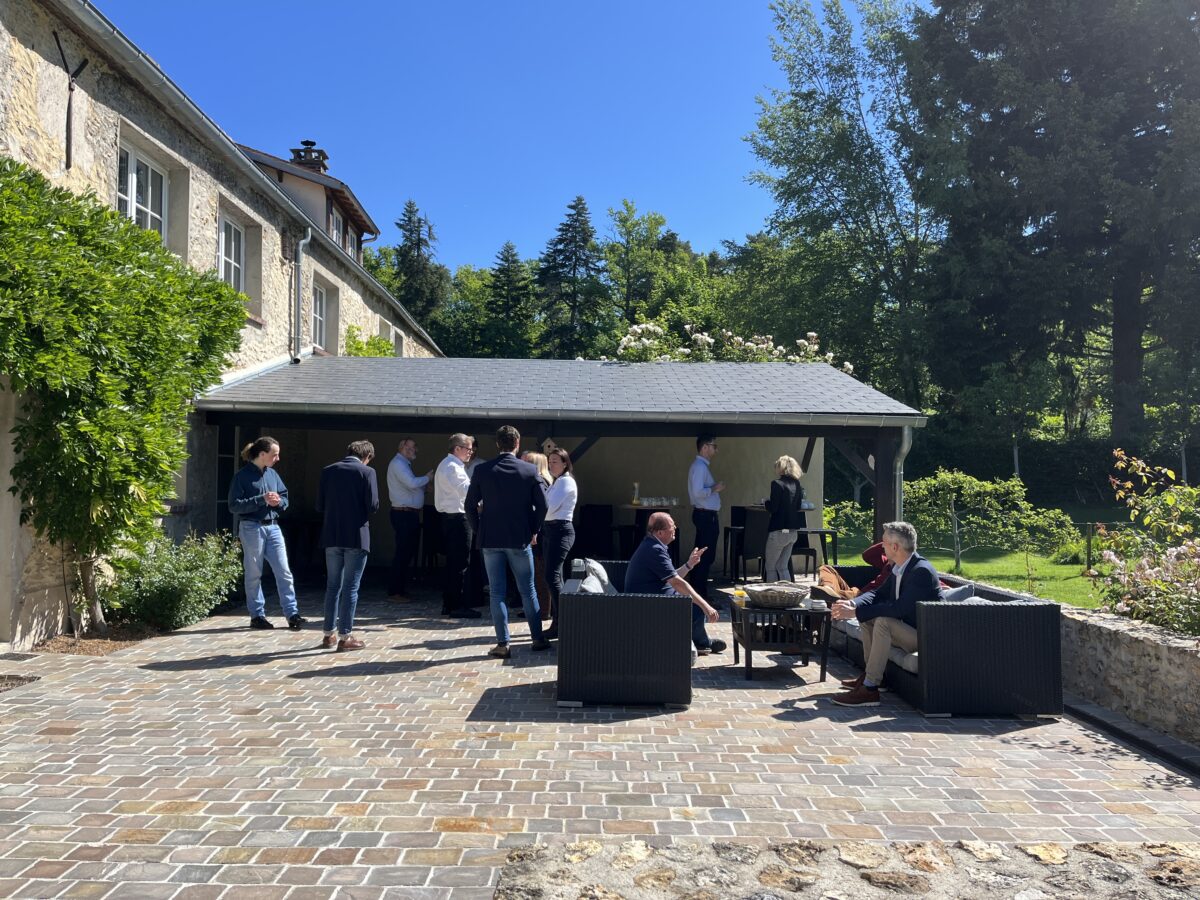 Collaborateurs en pause lors d'un séminaire d'entreprise au Moulin de Vilgris, échangeant dans un cadre naturel et convivial en Vallée de Chevreuse.