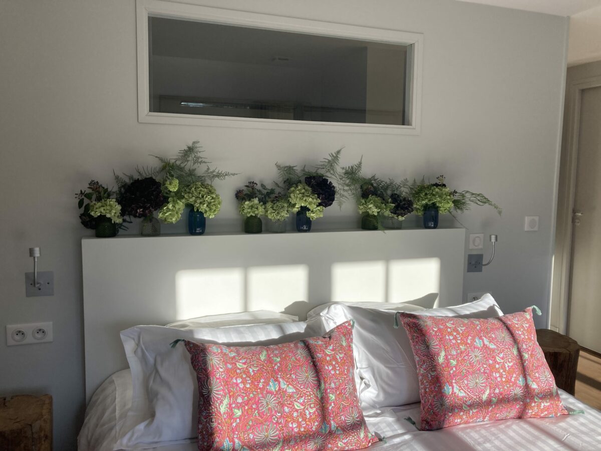 chambre avec grand lit au calme
