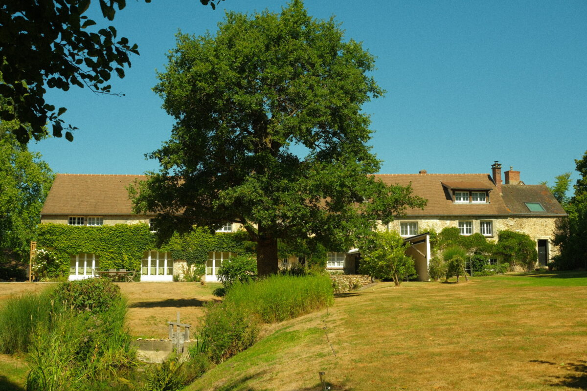 Moulin de Vilgris vue depuis le parc arboré en bordure de rivière