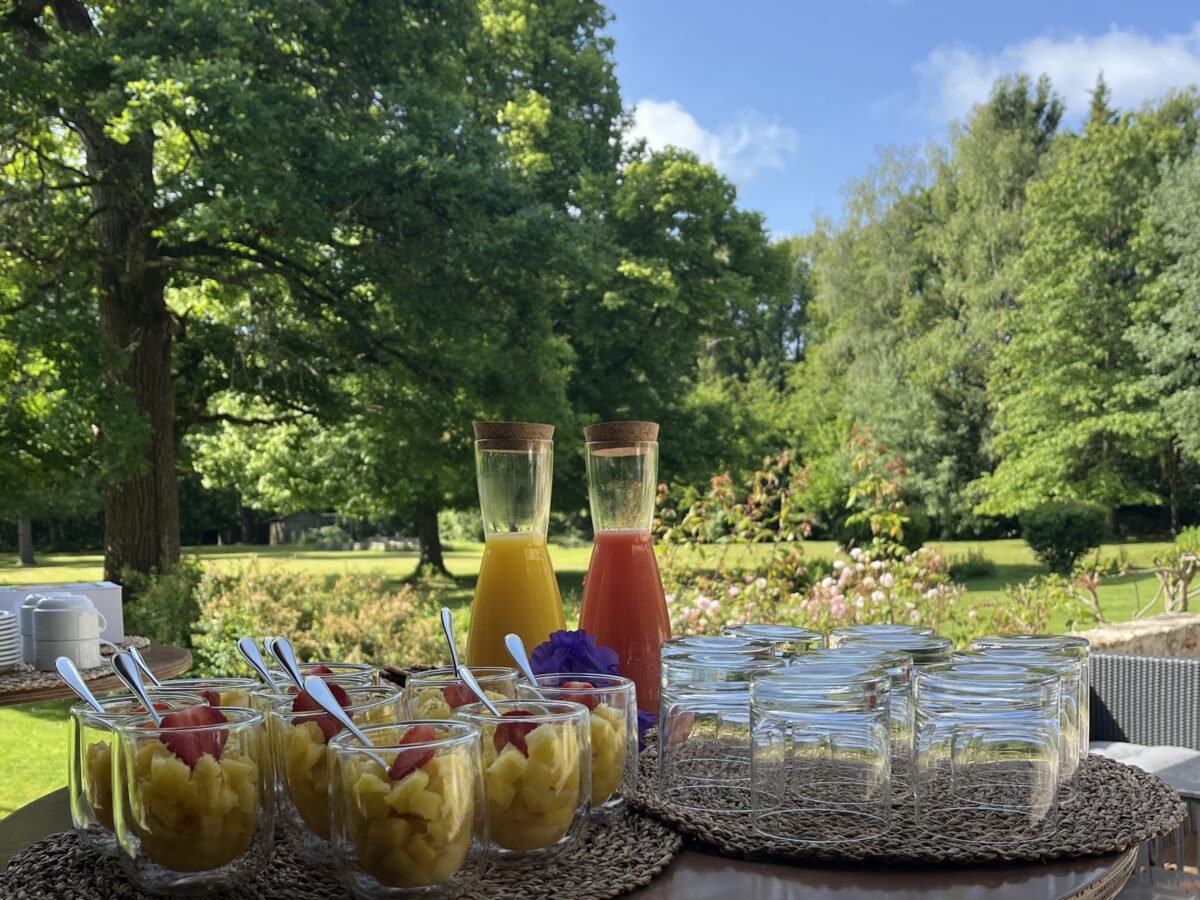 Boissons fraîches, fruits et douceur maison préparés pour une pause lors d'un évènement professionnel dans un domaine de charme.
